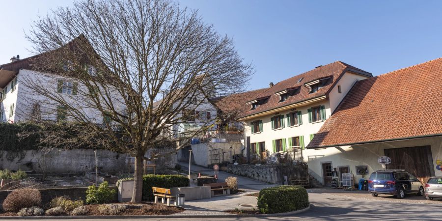 Der Dorfplatz mit Brunnen in Veltheim.