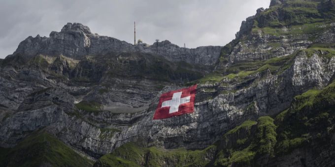 Schwägalp AR - Grösste Schweizer Fahne am Säntis ausgerollt