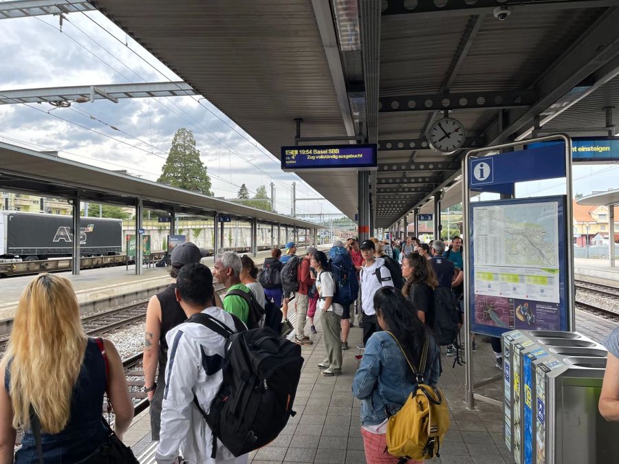 Der Zug ist laut der Anzeigetafel «vollständig ausgebucht».