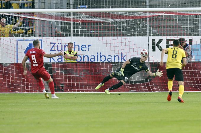 Der Winterthurer Roman Buess schiesst das 1-0 per Penalty. FC Winterthur YB