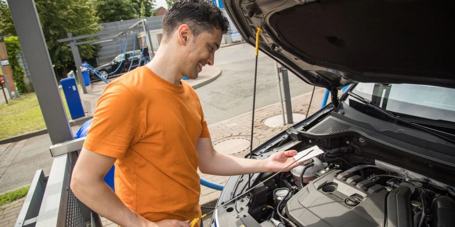 Alle 1000 Kilometer oder vor einer längeren Reise prüft man besser den Ölstand des Autos.