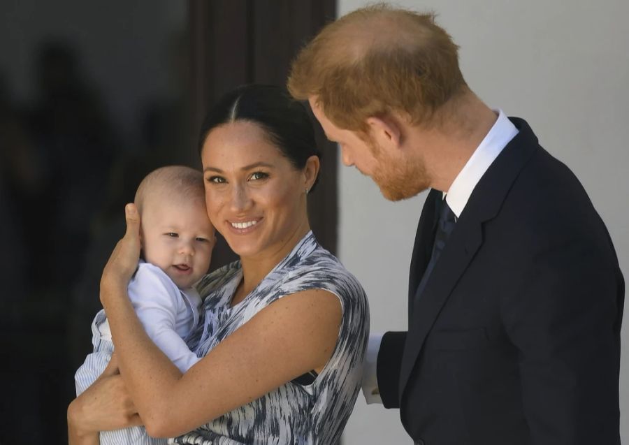 Meghan Markle, Prinz Harry und Söhnchen Archie (damals vier Monate alt) auf ihrer Afrika-Reise.