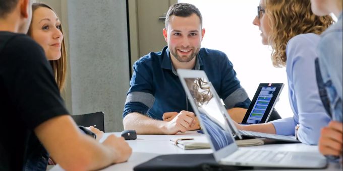Wirtschaft studieren mit persönlichem Touch: Dozierende, die dich mit Namen kennen und übersichtliche Klassen sorgen an der OST für ein angenehmes Lernklima. Wirtschaft studieren Bachelor Studium