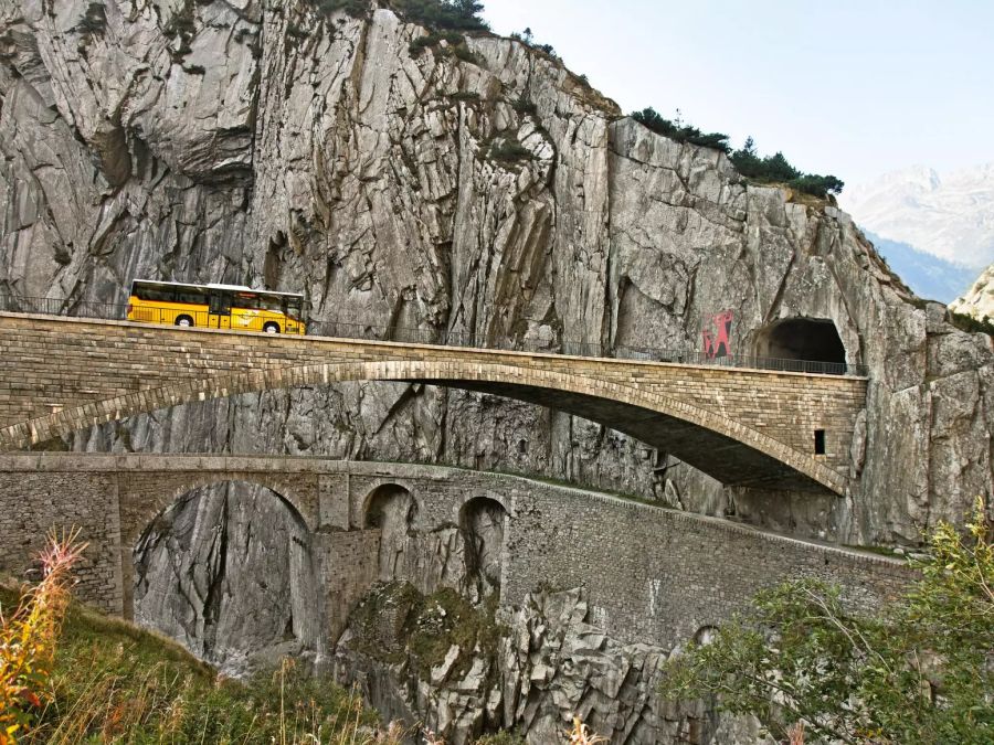 Postauto auf der Teufelsbrücke