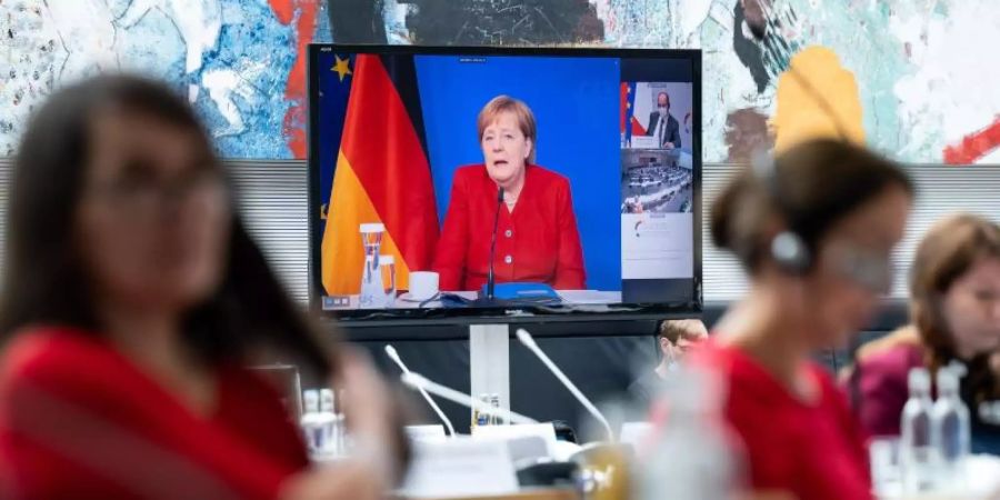 Kanzlerin Angela Merkel ist bei der letzten Sitzung der Deutsch-Französischen Parlamentarischen Versammlung dieser Bundestags-Wahlperiode zugeschaltet. Foto: Bernd von Jutrczenka/dpa