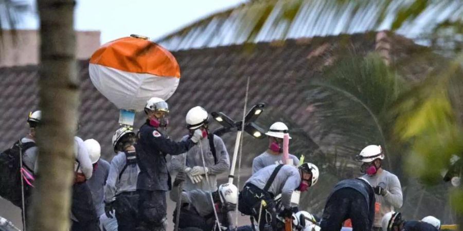 Trotz schwindender Hoffnung suchen die Rettungskräfte in Surfside weiter nach Überlebenden. Foto: David Santiago/Miami Herald/AP/dpa