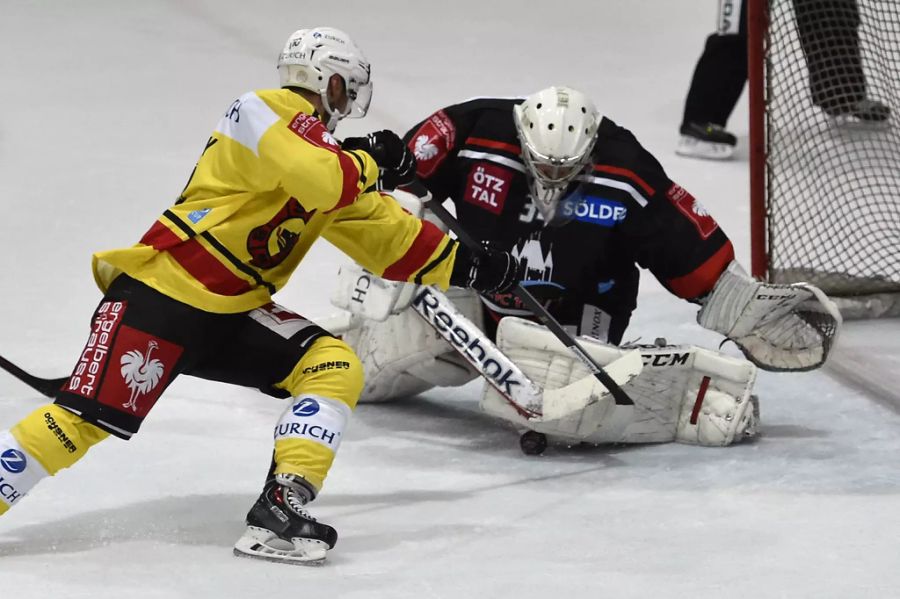 Nationalspieler Tristan Scherwey scheitert an Thun-Goalie Pascal Wüthrich.