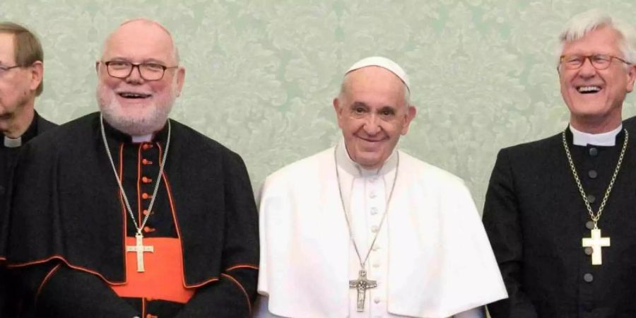 Papst Franziskus (M) lehnte den Rücktritt von Kardinal Marx (l) überraschend ab. Foto: -/Vatikan/dpa