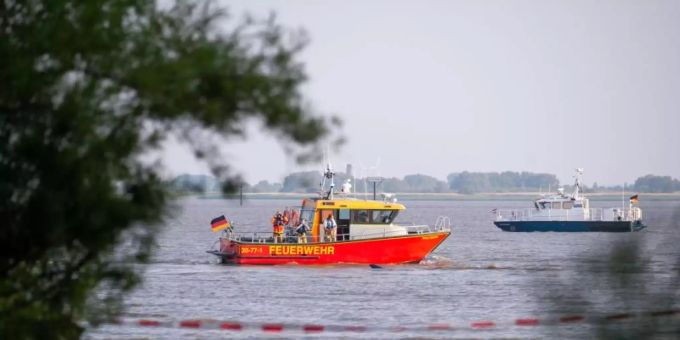 In der Elbe bei Kollmar (Kreis Steinburg) suchen Einsatzkräfte nach einem siebenjährigen Mädchen, das dort baden gegangen war. Foto: Jonas Walzberg/dpa In der Elbe bei Kollmar (Kreis Steinburg) suchen Einsatzkräfte nach einem siebenjährigen Mädchen, das dort baden gegangen war. Foto: Jonas Walzberg/dpa