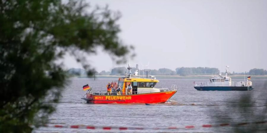 In der Elbe bei Kollmar (Kreis Steinburg) suchen Einsatzkräfte nach einem siebenjährigen Mädchen, das dort baden gegangen war. Foto: Jonas Walzberg/dpa