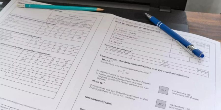 Das Papierzeugnis könnte bald der Vergangenheit angehören. Einige Bundesländer starteten bereits den Testbetrieb mit digitalen Schulzeugnissen. Foto: Ben Immel/dpa