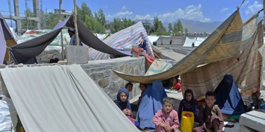 Afghanische Familien in Zelten