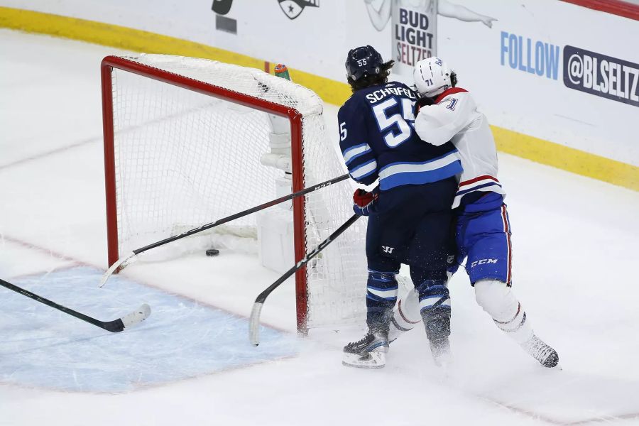 Mark Scheifele checkt Jake Evans mit voller Wucht gegen den Kopf.