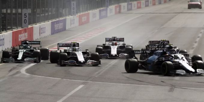 Mick Schumacher und Nikita Mazepin (mitte) liefern sich in Baku ein hart umkämpftes Duell. Mick Schumacher