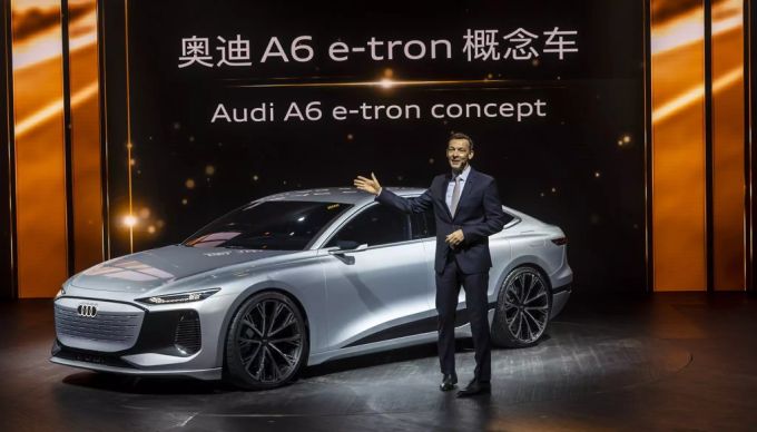 Ein Angestellter präsentiert den neuen Audi A6 E-Tron Concept im Vorfeld der Auto Shanghai Motor Show. E-Tron Elektro-Auto Audi