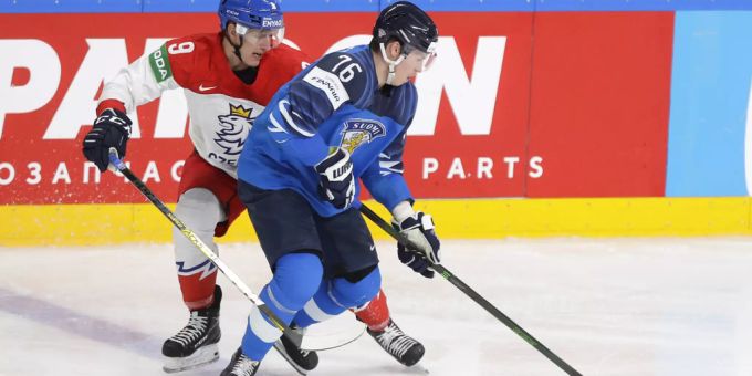 Jere Sallinen (r) stösst auf die kommende Saison hin zum EHC Biel. EHC Biel