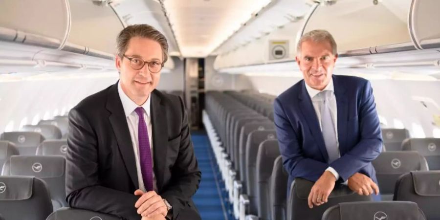 Bundesverkehrsminister Andreas Scheuer (l) und Lufthansa-Chef Carsten Spohr an Bord eines Airbus A 320neo. Foto: Soeren Stache/dpa-Zentralbild/POOL/dpa