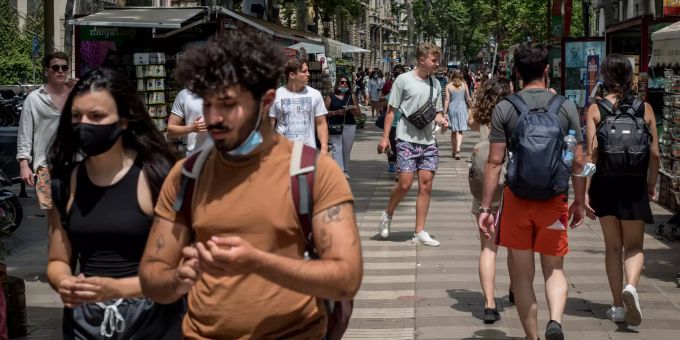 Menschen spazieren in La Rambla in Barcelona, wo die Präsenz von Touristen zunimmt. Tourismus in Spanien
