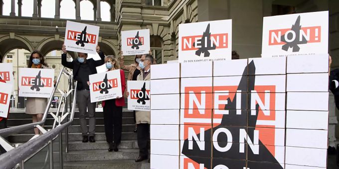 Wie angekündigt lancieren die Gegnerinnen und Gegner eine Volksinitiative gegen den Kauf neuer Kampfflugzeuge. (Archivbild) Kampfflugzeuge