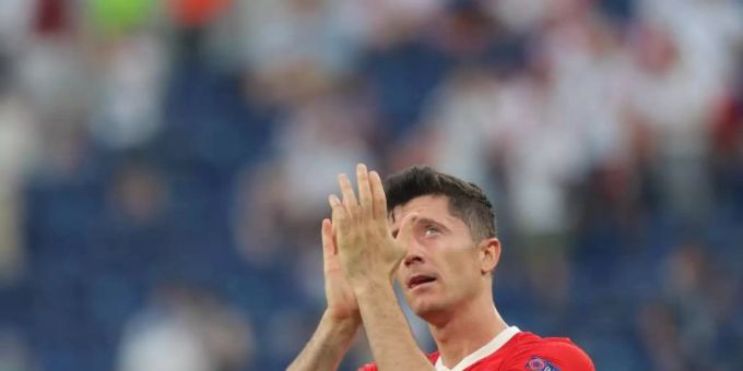 Polens Robert Lewandowski verabschiedet sich nach dem Spiel von den Fans. Foto: Igor Russak/dpa Polens Robert Lewandowski verabschiedet sich nach dem Spiel von den Fans. Foto: Igor Russak/dpa
