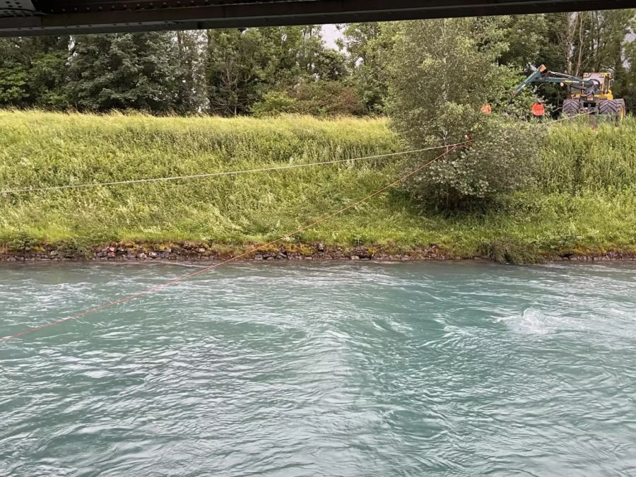 Langsam und vorsichtig wird der Unfallwagen aus der Linth geborgen.