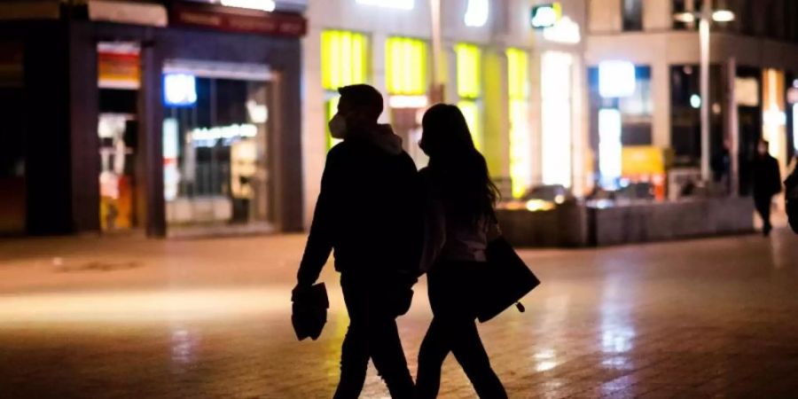 Passanten am Abend in Hannover. Bei der Studie wurde die niedersächsische Landeshauptstadt als einzige deutsche Stadt untersucht. Foto: Julian Stratenschulte/dpa