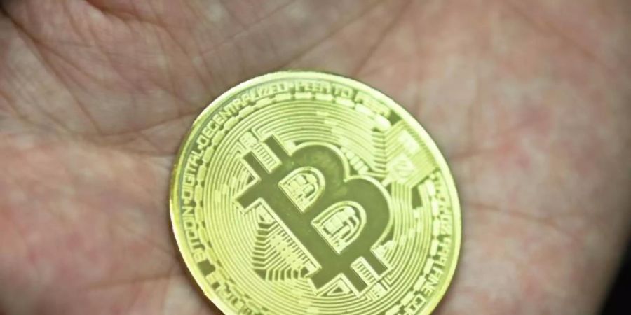 Der Bitcoin-Kurs fiel Mitte Mai auf 30.000 Dollar, nachdem er einen Monat zuvor noch fast 65.000 Dollar gekostet hatte. Foto: Nicolas Armer/dpa/Symbolbild