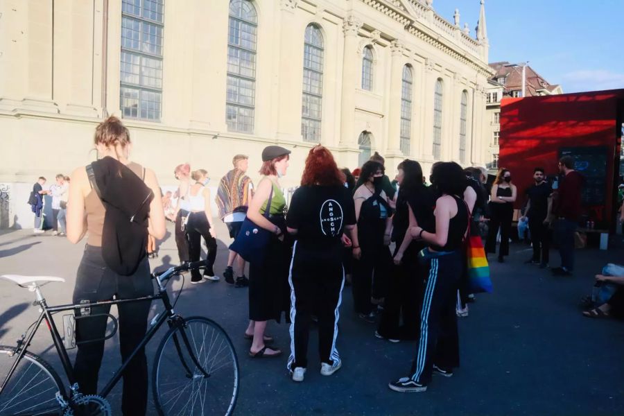 Die Demonstranten haben sich beim Bahnhof versammelt.