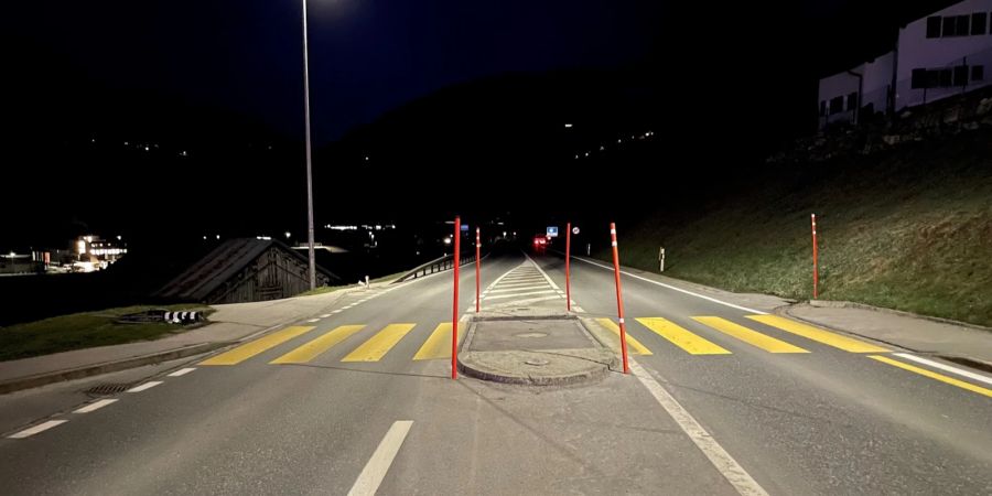 Mit Verkehrsinsel kollidiert