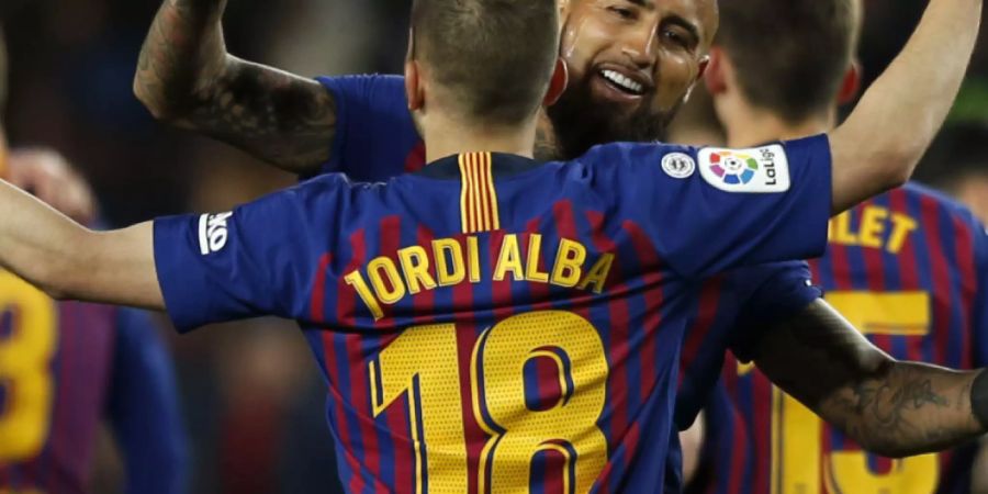 Arturo Vidal beglückwünscht Jordi Alba nach dessen Siegestor gegen San Sebastian