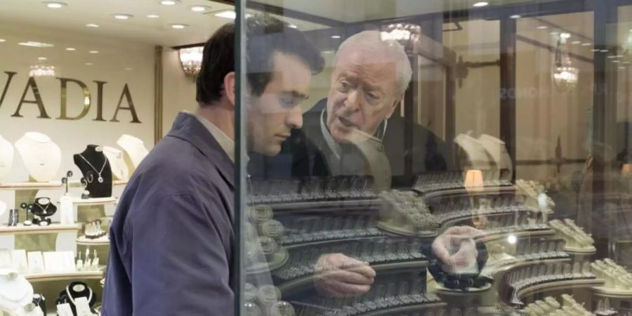 Basil (Charlie Cox, l) hilft Brian (Michael Caine) und dessen Komplizen bei Fragen zu moderner Sicherheitstechnologie. Foto: Jack English/Studiocanal GmbH