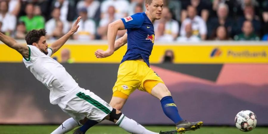 Der Leipziger Marcel Halstenberg (r) trifft zum zwischenzeitlichen 2:0. Foto: Marius Becker