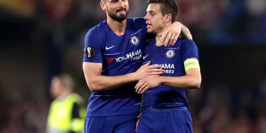 Die Chelsea-Profis Olivier Giroud (l) und Cesar Azpilicueta jubeln nach dem Halbfinaleinzug. Foto: John Walton/PA Wire