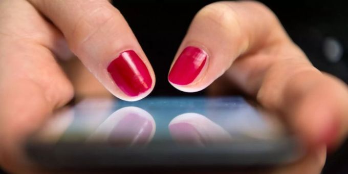 Nutzerin mit einem Smartphone. Smartphone Nutzerin