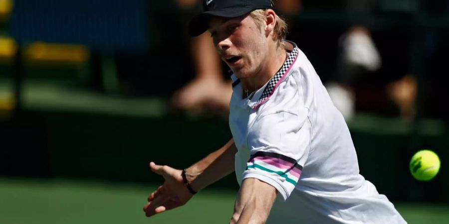 Denis Shapovalov schlägt