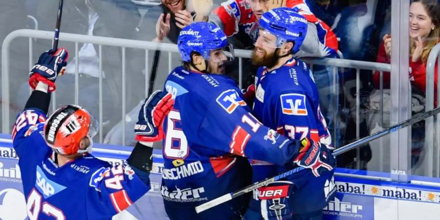 Mannheims Spieler jubeln über das Tor zum 4:1 gegen die Ice Tigers. Foto: Uwe Anspach