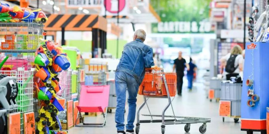 Ein Kunde schiebt in Darmstadt seinen Einkaufswagen durch einen Baumarkt. Wie so viele Branchen haben auch die Baumärkte einen mächtigen Konkurrenten: das Internet. Foto: Uwe Anspach