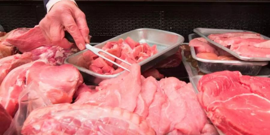 Die meisten Konsumenten sind nach eigener Aussage bereit, deutlich mehr für Fleisch zu bezahlen, wenn dadurch den Schlachttieren bessere Haltungsbedingungen garantiert werden. Foto: Armin Weigel