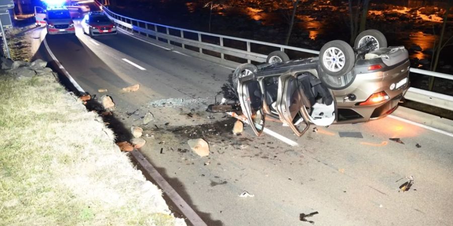 Beim Überschlag des Autos in den frühen Morgenstunden des Samstags im Misox wurden zwei Personen verletzt.