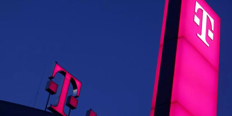 Das Logo der Deutschen Teleom leuchtet auf dem Dach der Unternehmenszentrale in Bonn. Foto: Oliver Berg