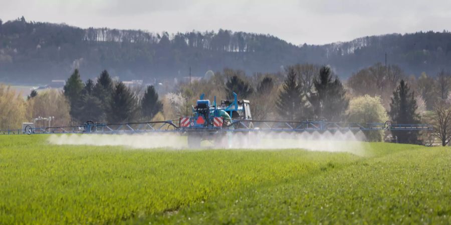 Traktor versprüht Pestizide