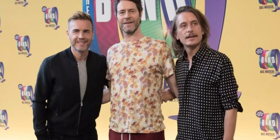 Keine Teddybären weit und breit: Take That besuchen in Berlin die Proben des Musicals «The Band». Foto: Jörg Carstensen