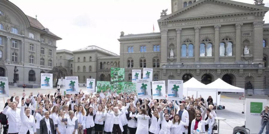 Apothekerinnen und Apotheker bei der Lancierung der Petition vor dem Bundeshaus.