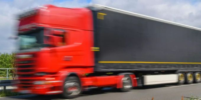 Ein Sattelschlepper fährt mit hoher Geschwindigkeit (Symbolbild) Sattelschlepper