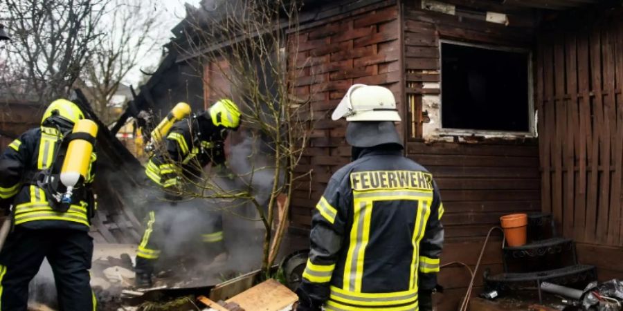 Feuerwehrleute am Brandort in Windeck