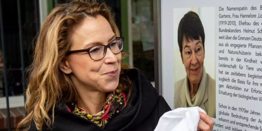 Carola Veit (SPD), Präsidentin der Hamburgischen Bürgerschaft, enthüllt im Botanischen Garten eine Gedenktafel zu Ehren der 2010 gestorbenen Hamburger Ehrenbürgerin Loki Schmidt. Foto: Axel Heimken