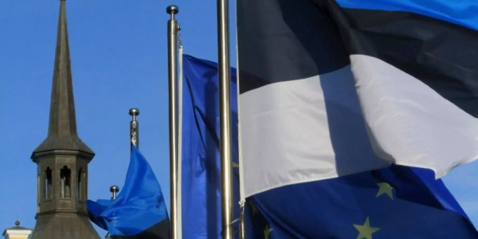 Estnische und EU-Fahnen in der Hauptstadt Tallinn. Michail Sergejewitsch Gorbatschow