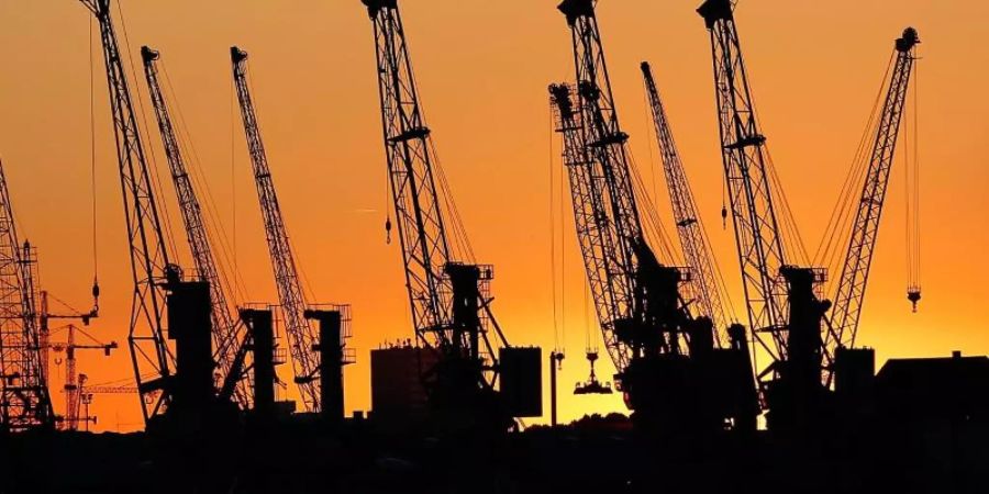 Sonnenuntergang im Hafen Hamburg: Besonders stark senkten die OECD-Experten ihre Wachstumsprognosen innerhalb der Eurozone für Italien und Deutschland. Foto: Axel Heimken