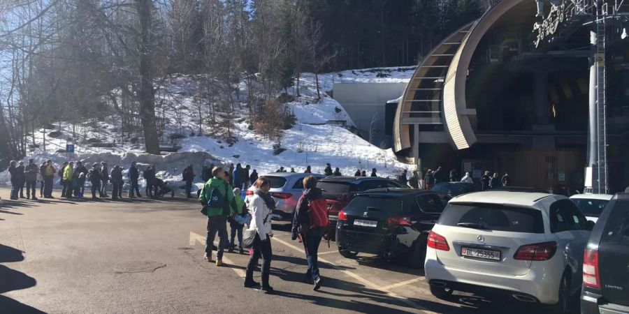 Die Schlange vor der Talstation Oberdorf.