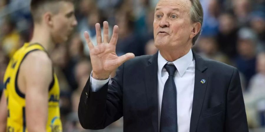 Albas Cheftrainer Aito Garcia Reneses steht gestikulierend am Spielfeld. Heute geht für ALBA Berlin gegen Brose Bamberg. Foto: A. Hilse